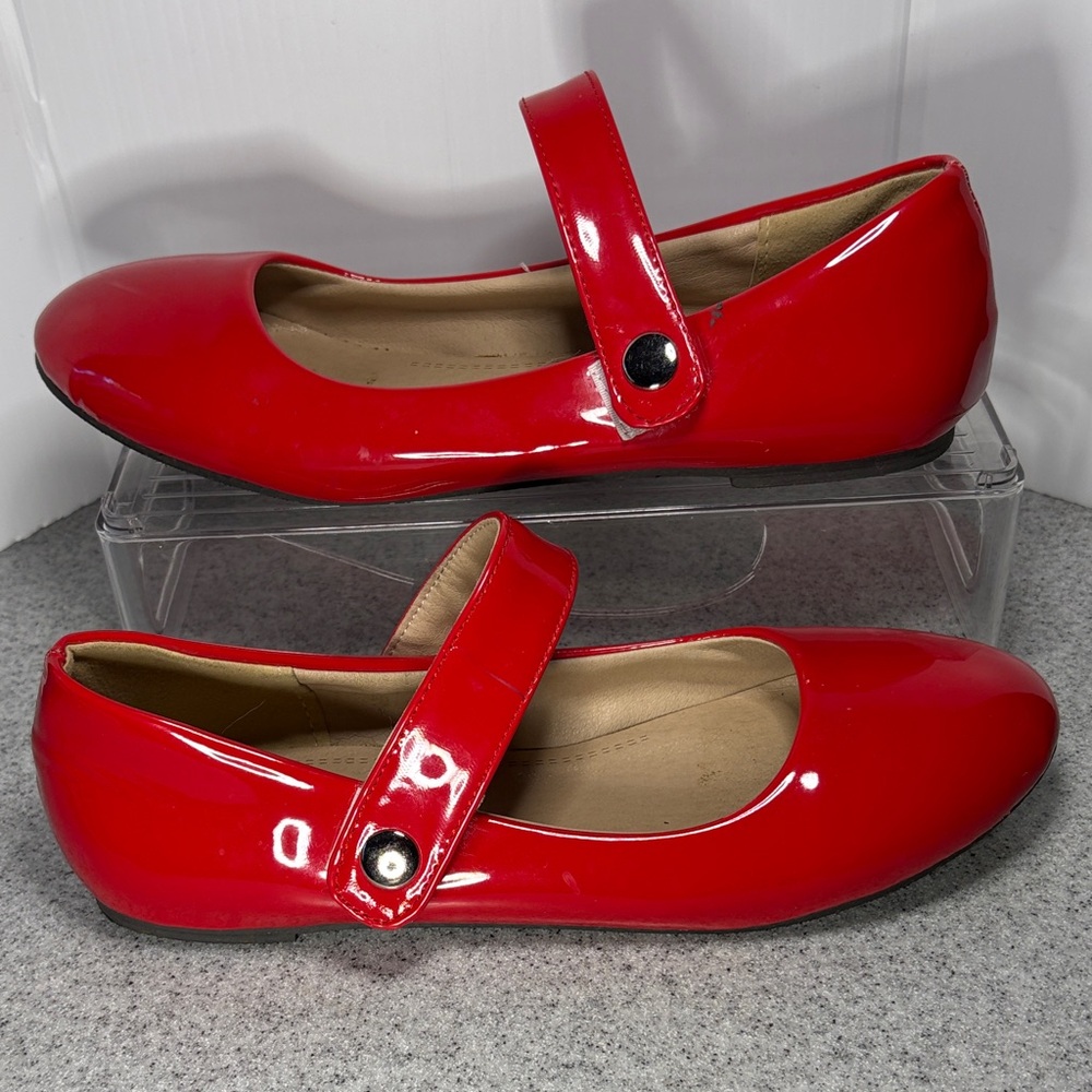 Red Patent Leather Mary Jane Flats size 8. Says‎ 41 but is not. Fc2